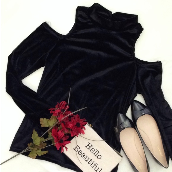 love by chesley Tops - 🛍🖤HP!! 3/30 🖤🎊NWOT velvet cold shoulder top